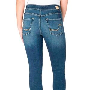Levi Strauss Skinny Pull On Jeans